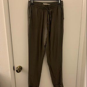 Joie - Olive Green Crepe Tapered Silk Pants (XS)